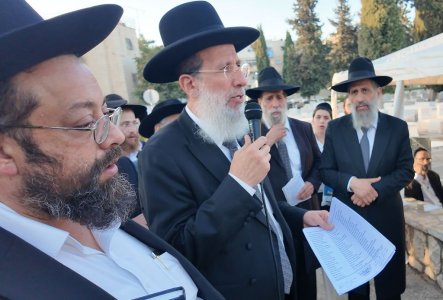 מעמד התפילה למען תורמי קופת רבותינו בקברו של מרן הגאון הגדול חכם שלום כהן זצוקל (1).jpg
