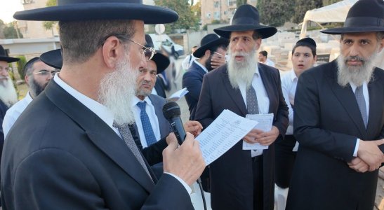 מעמד התפילה למען תורמי קופת רבותינו בקברו של מרן הגאון הגדול חכם שלום כהן זצוקל (2).jpg