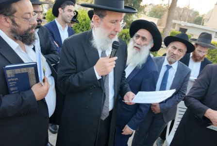מעמד התפילה למען תורמי קופת רבותינו בקברו של מרן הגאון הגדול חכם שלום כהן זצוקל (3).jpg
