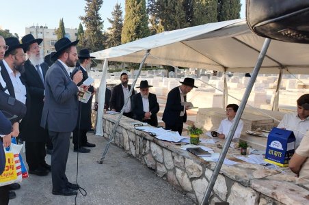 מעמד התפילה למען תורמי קופת רבותינו בקברו של מרן הגאון הגדול חכם שלום כהן זצוקל (4).jpg