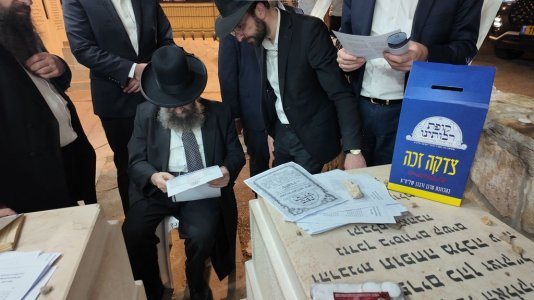 מעמד התפילה למען תורמי קופת רבותינו בקברו של מרן הגאון הגדול חכם שלום כהן זצוקל (5).jpg