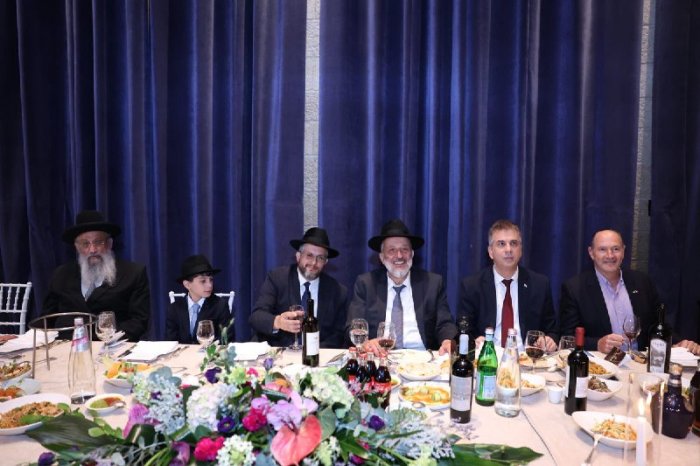 ישראל כהן: כעת במלון מצודת דוד בבר מצווה לנכדו של הראשון לציון מרן הרב יצחק יוסף בן לחתנו הרב ברוך דרעי משתתפים אריה דרעי, השר אלי כהן, שגריר פנמה בישראל עזרא כהן ורבה של ביתר הרב יצחק מועלם ואישי ציבור. צילום: יעקב כהן