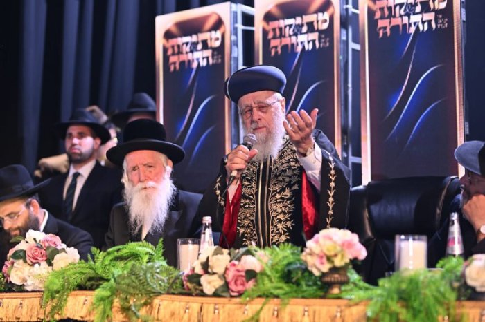 אבי מוסקוב: הראשון לציון הגרי יוסף נושא דברים בכנס כבוד התורה של תנועת הנוער אור ישראלי בנשיאות אבי תנועת הקירוב הגריד גרוסמן בהיכל התרבות בירושלים.