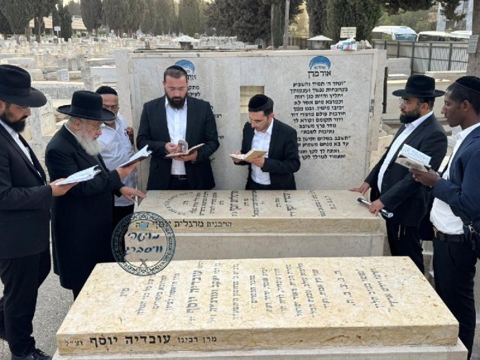 משה ויסברג: הראשל הגרי יוסף הקדים להגיע עם הנץ החמה אל קברה של אמו הרבנית מרגלית יוסף עה, אשת חבר למרן הראשל רבי עובדיה יוסף זצל שהיום יום היארצייט. מיד לאחר מכן צפוי לצאת כמידי שנה במסע שיעורי תורה בכל רחבי הארץ לעילוי נשמתה