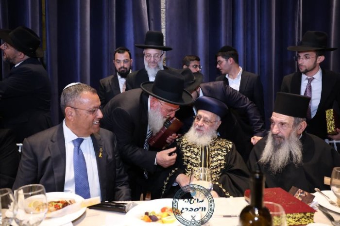 משה ויסברג: הגאון הצדיק חכם ניסים בן שמעון, הדיין הגרמ עמוס וראש העיר ירושלים משה ליאון בבר מצווה לנכד הראשל הגרי יוסף נשיא מועצת חכמי התורה בן לחתנו הרב ברוך דרעי (צילום: יעקב כהן)