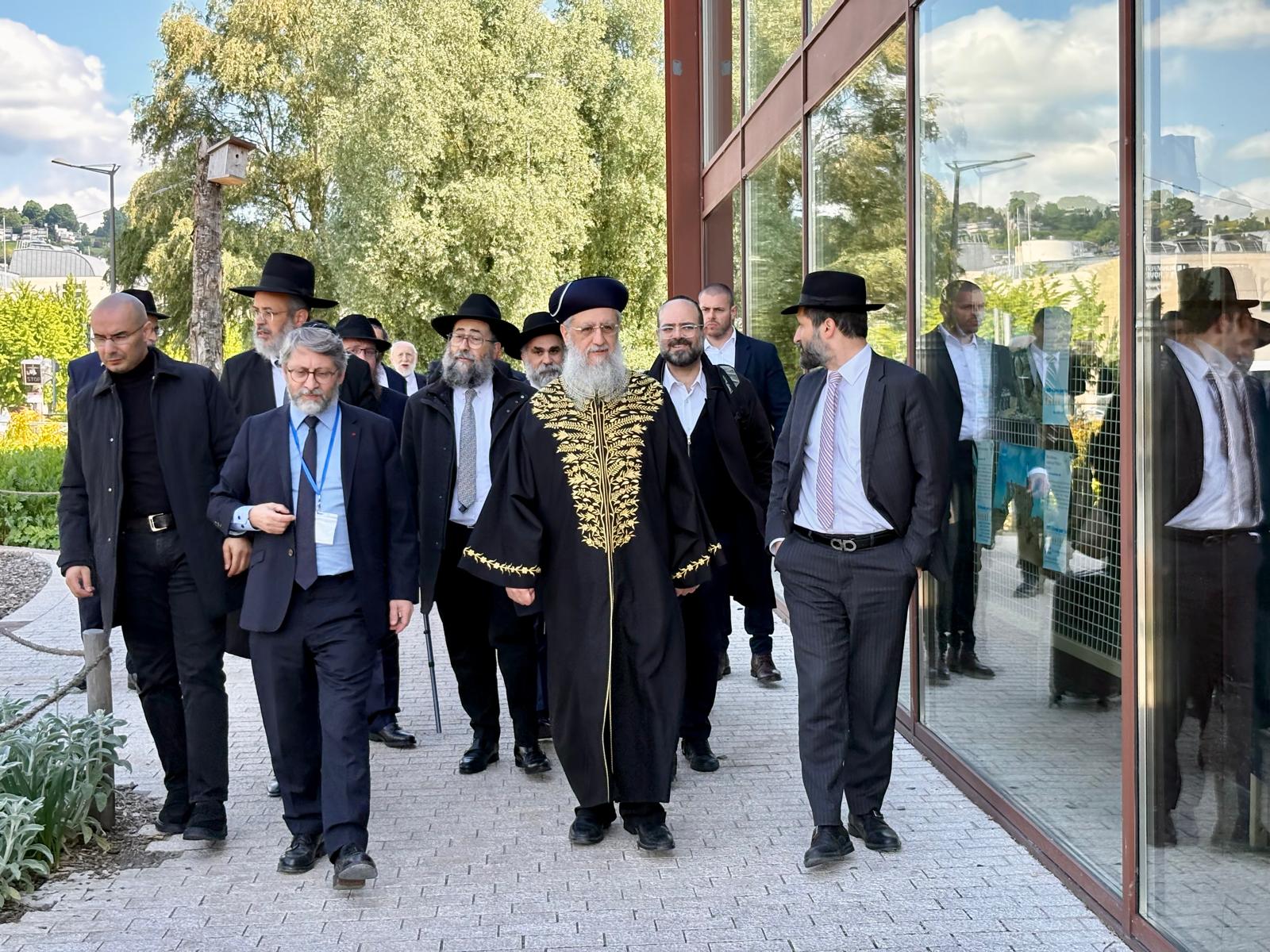 הראשלצ ביצאתו מכנס הרבנים לצידו הרב חיים קורסייה רבה של צרפת 